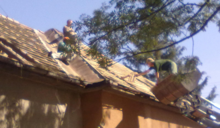 Kultúrny dom - rozoberanie  strechy