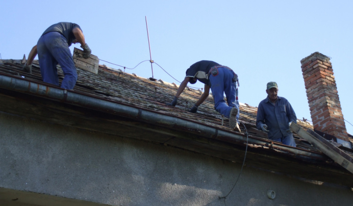 Kultúrny dom - rozoberanie  strechy